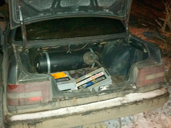 У Чернівцях поліція на гарячому затримала викрадачів автомобільних акумуляторів