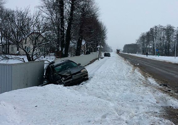 У Чернівецькій області зіткнулися вантажівка і легковик. Двох осіб госпіталізували