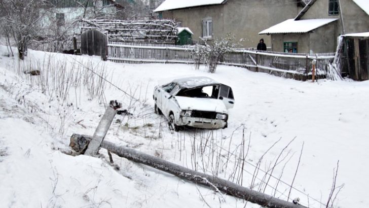 ДТП у Чернівецькій області: ВАЗ перекинувся та вилетів за межі проїжджої частини
