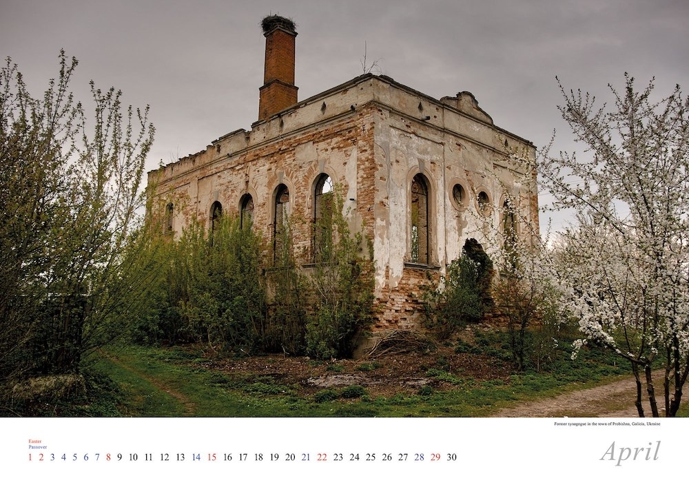 Німецький фотограф створив календар зі знімками Єврейського кладовища у Чернівцях
