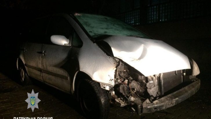 У Чернівцях п’яний водій розбив паркан та втік з місця ДТП