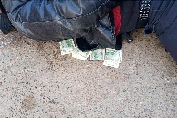 У Чернівцях поліція затримала групу рекетирів, які вимагали в чоловіка 20 000 євро. Подробиці