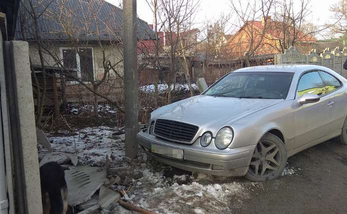 ДТП у Чернівецькій області: авто злетіло з дороги та знесло огорожу