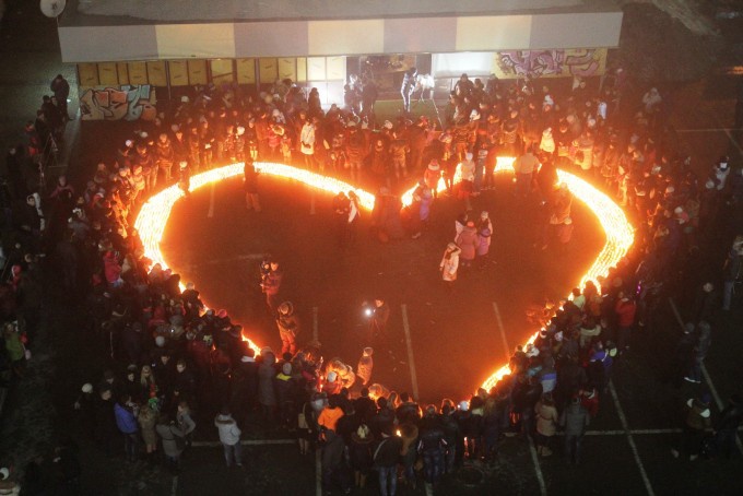 Сьогодні у Чернівцях запалять величезне серце з 5 тисяч свічок