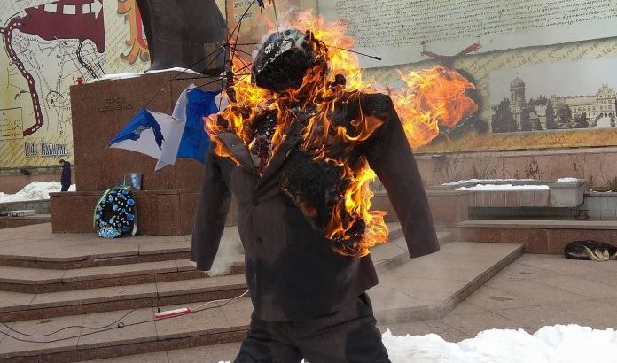 У Чернівцях прихильники Саакашвілі спалили опудало Порошенка