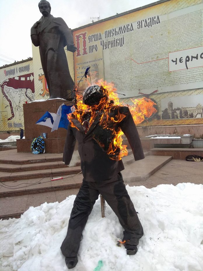 У Чернівцях прихильники Саакашвілі спалили опудало Порошенка 