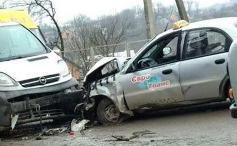 У Чернівецькій області сталася ДТП за участю таксі