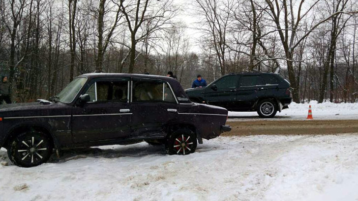 ДТП у Чернівецькій області: зіткнулися ВАЗ та BMW X5