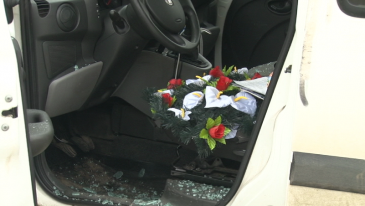 У Чернівцях побили авто підприємця та залишили на сидінні похоронний вінок
