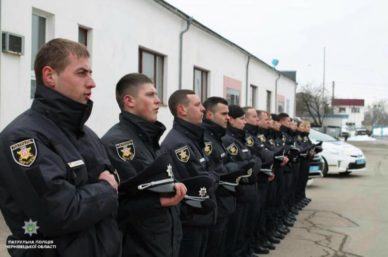 У Чернівцях урочисто склали присягу 15 нових патрульних поліцейських  