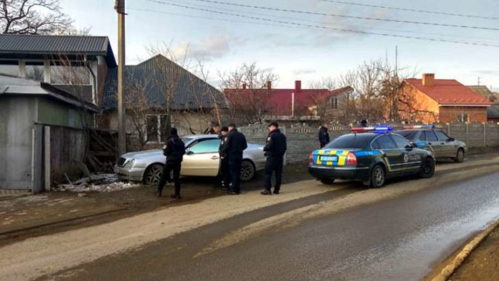 ДТП у Чернівецькій області: авто злетіло з дороги та знесло огорожу