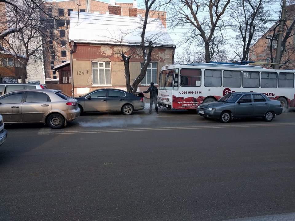 У Чернівцях ДТП за участю тролейбуса та двох легковиків