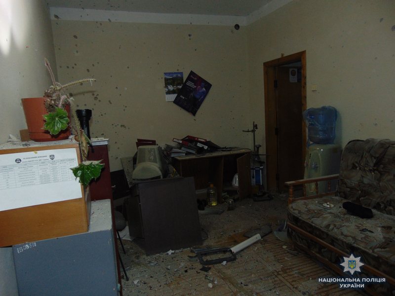 Поліція оприлюднила моторошні фото з місця вибуху у податковій Чернівців