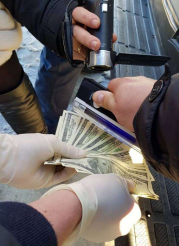 У Чернівецькій області на хабарі $1500 спіймали чиновника РДА та голову сільської ради