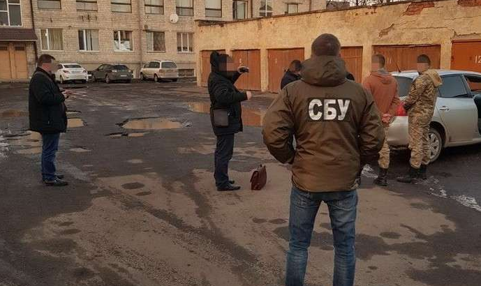 У Чернівецькій області на хабарі $1500 спіймали чиновника РДА та голову сільради
