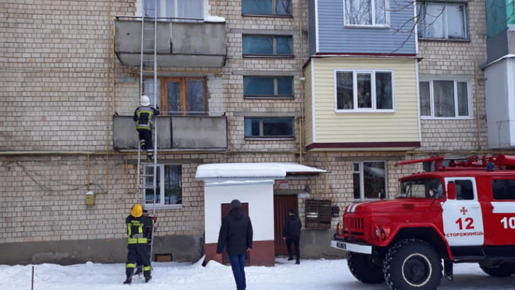 У Чернівецькій області рятувальники звільнили немовля з зачиненої квартири