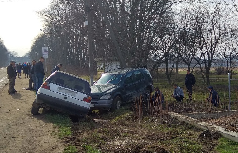 Потрійна ДТП у Чернівецькій області: одне авто перекинулося на бік