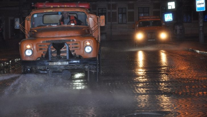 У Чернівцях комунальники почали поливати вулиці вночі