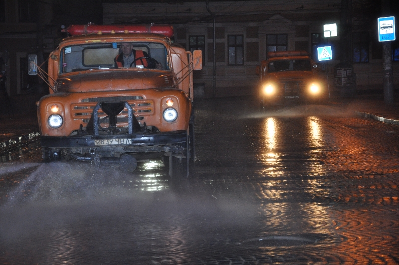 У Чернівцях комунальники почали поливати вулиці вночі