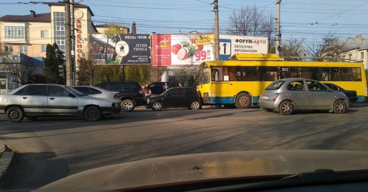У Чернівцях трапилася ДТП за участі тролейбуса