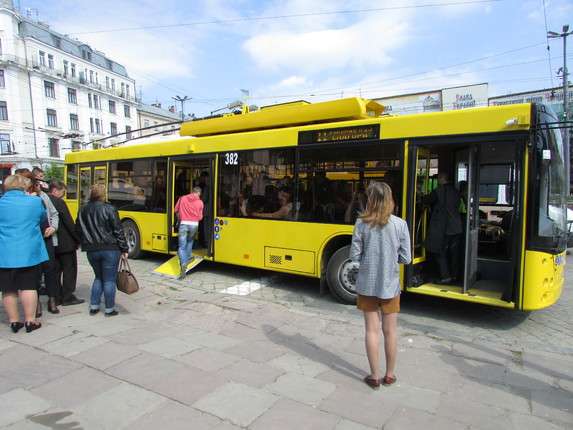 Сьогодні у Чернівцях два нових тролейбуси «Дніпро» Т 203 курсують на новому маршруті №11 (Училище №15 – Садгора).