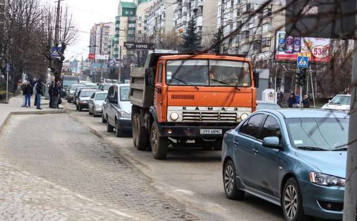 Водіїв попереджають про затори на вулицях Чернівців