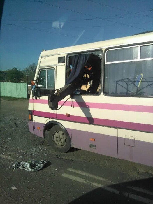 У Чернівцях стріла крану наскрізь пробила автобус (фото, відео)