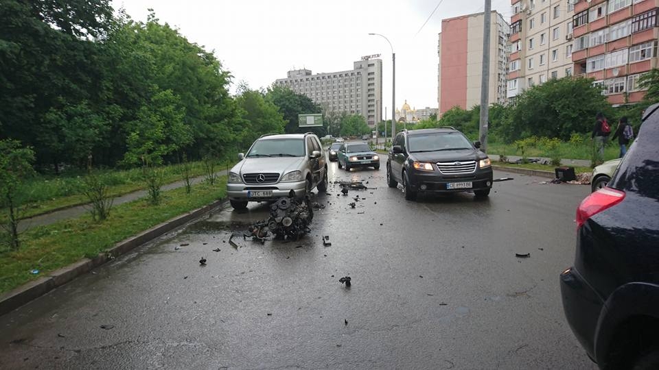 ДТП у Чернівцях: від удару вирвало двигун