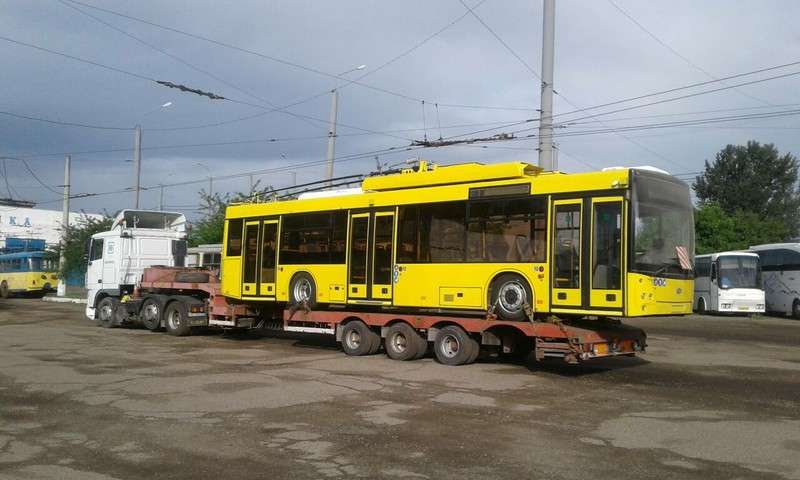 До Чернівців привезли ще два нові тролейбуси з Дніпра