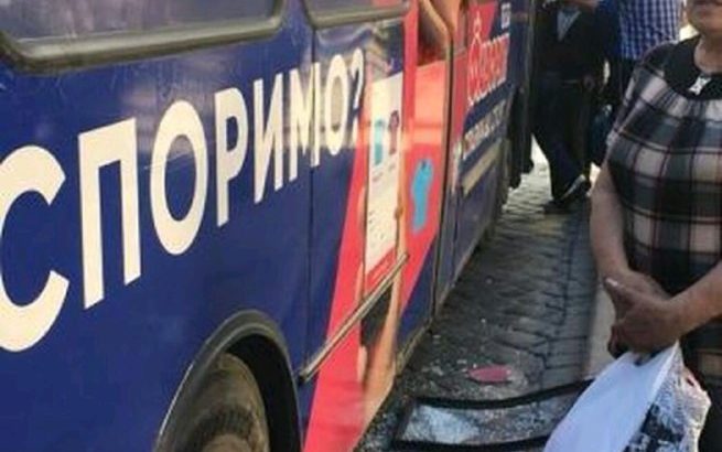 У Чернівцях пасажири видавили скло у переповненому тролейбусі (фото)