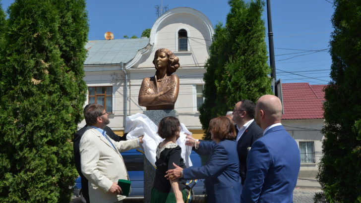 У Чернівцях відкрили пам’ятник Розі Ауслендер