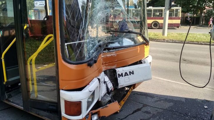 ДТП у Чернівцях: зіткнулися маршрутка і тролейбус