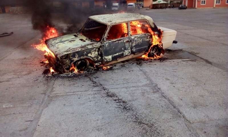 На Буковині авто загорілося через перегрів балончика зі спреєм 
