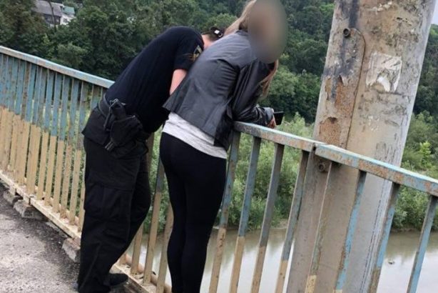 У Чернівцях патрульні врятували дівчину, яка хотіла стрибнути з мосту