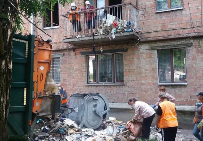 12 причепів сміття вивезли з квартири у центрі Чернівців