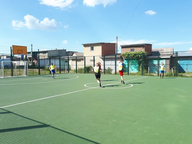У Чернівцях на вулиці Руській, 223-Д урочисто відкрили сучасне поле для гри в футбол та баскетбол. 