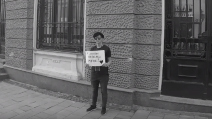 «Я лесбійка – обійми мене»: у Чернівцях провели соціальний експеримент (відео)