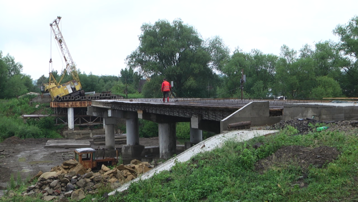 На Буковині обвалилася частина недобудованого мосту. «Така технологія» чи неякісна робота?