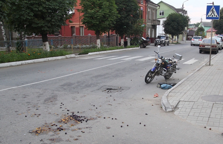 ДТП на Буковині: зіштовхнулися легковик та мотоцикл