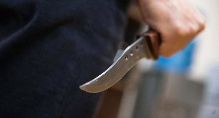 На одній з вулиць Чернівців чоловік вдарив жінку ножем у груди