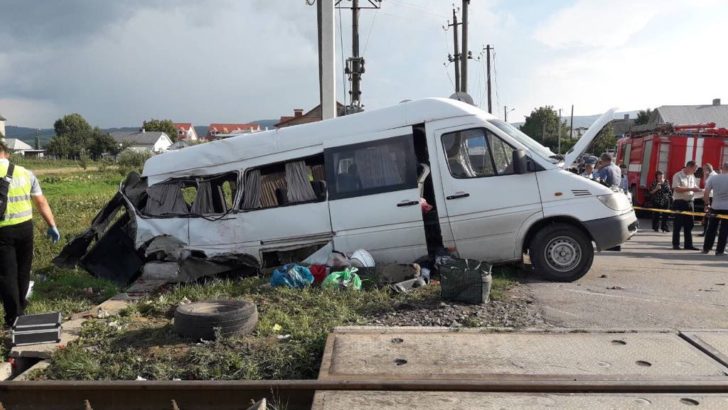 ДТП у Мамаївцях: з’явилося відео з моментом зіткнення потяга та автобуса