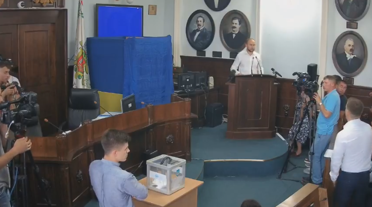 Депутати Чернівецької міськради проголосували за припинення повноважень міського голови Олексія Каспрука