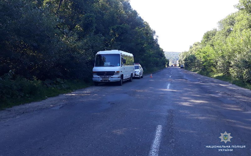 В маршрутному автобусі «Mercedes-Benz», сполученням «Чернівці-Клішківці», під час руху раптом відчинилися пасажирські двері.