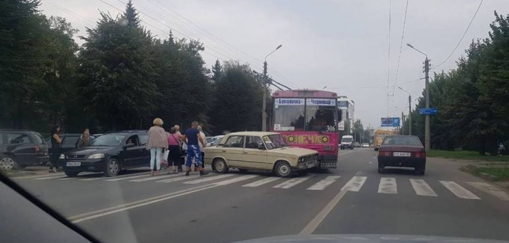 У Чернівцях трапилася ДТП за участі тролейбуса (фото)