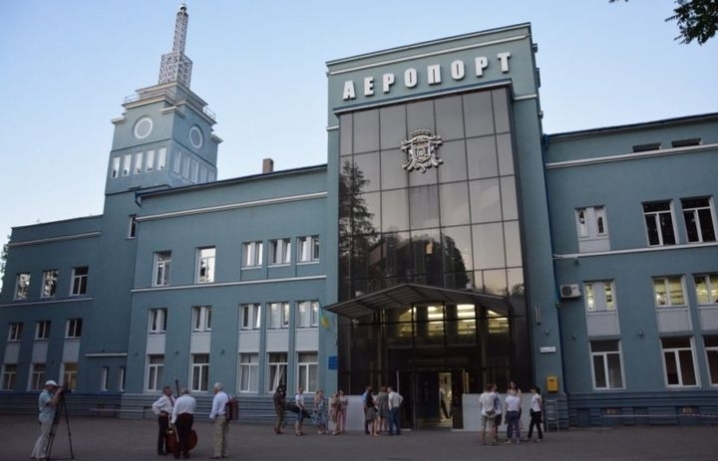 Чернівецькому аеропорту присвоять ім’я Каденюка: рішення громадських слухань