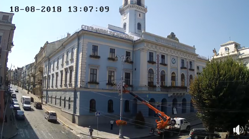 У Чернівцях депутат міськради проник до кабінету мера за допомогою автовишки (відео)