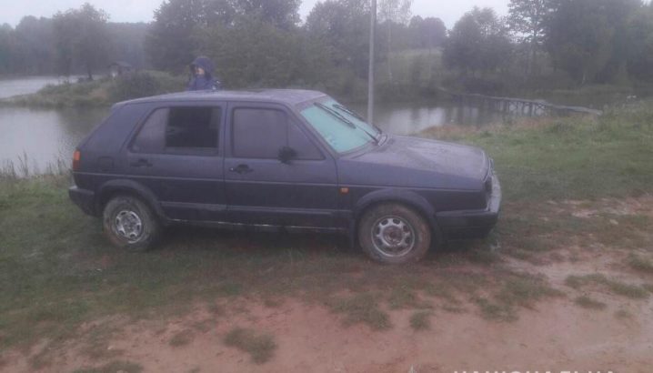 На Буковині потонуло авто разом із водієм і пасажиром всередині