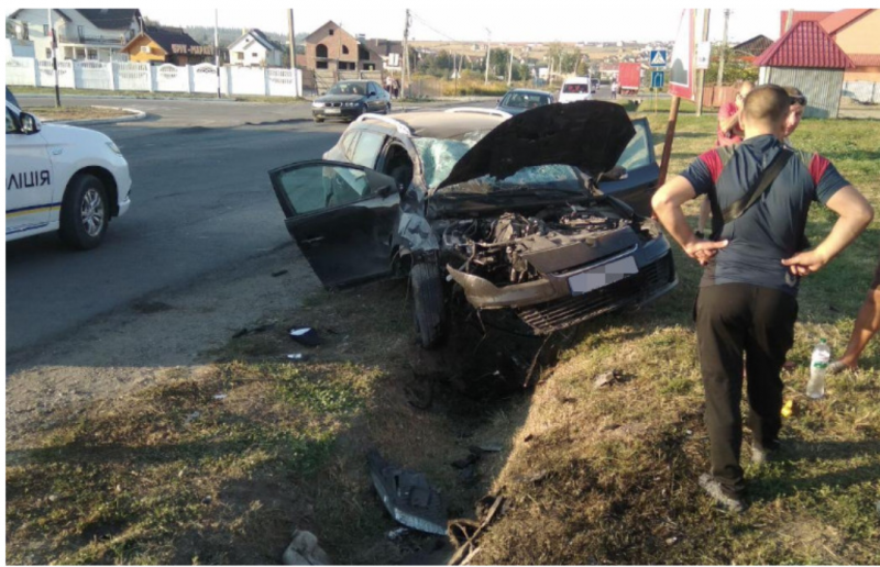 ДТП на Буковині: водій втратив свідомість та врізався у бетонний місток