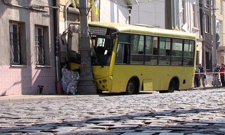 Водія маршрутки, який насмерть збив пішохода в Чернівцях, засудили умовно