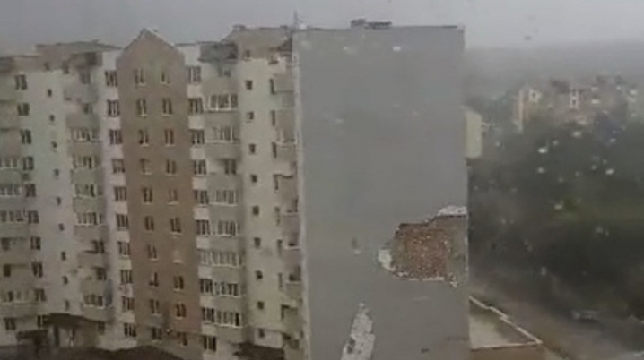 Негода у Чернівцях: сильний вітер руйнує споруди (фото, відео)